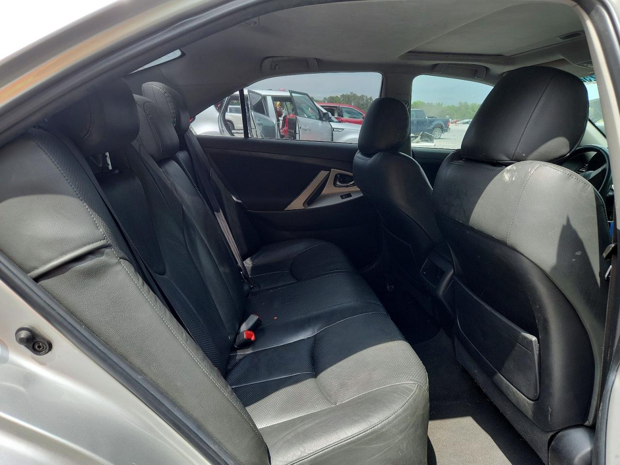 2011 TOYOTA CAMRY SE photo 19