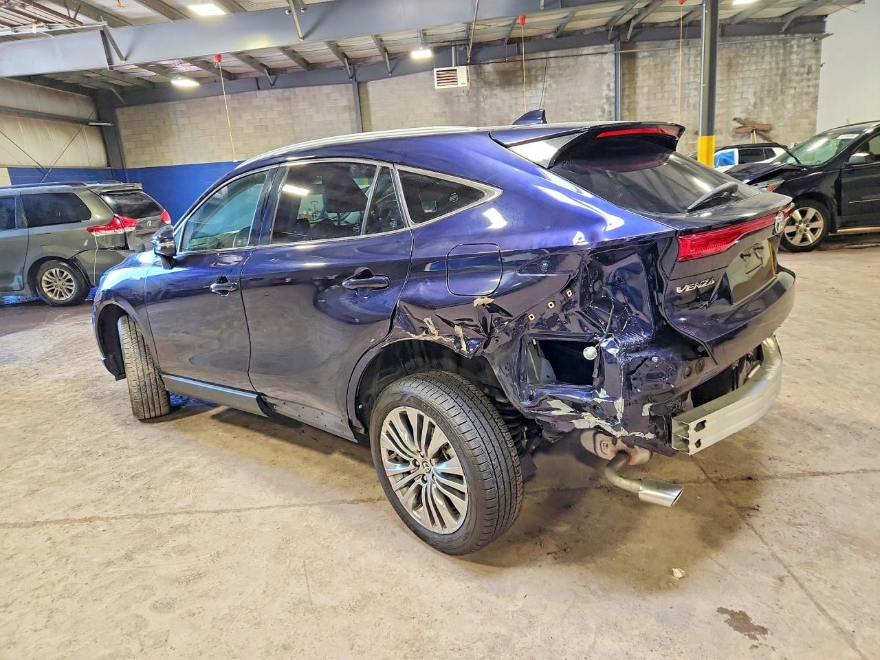 2021 TOYOTA VENZA XLE photo 2