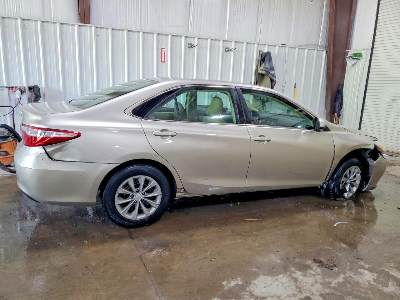 2017 TOYOTA CAMRY LE photo 5