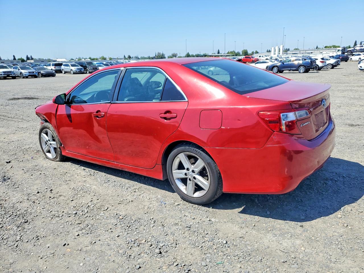 2014 TOYOTA CAMRY SE photo 3