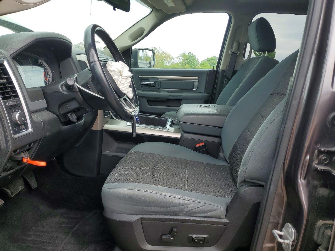 2015 RAM 1500 SLT photo 13