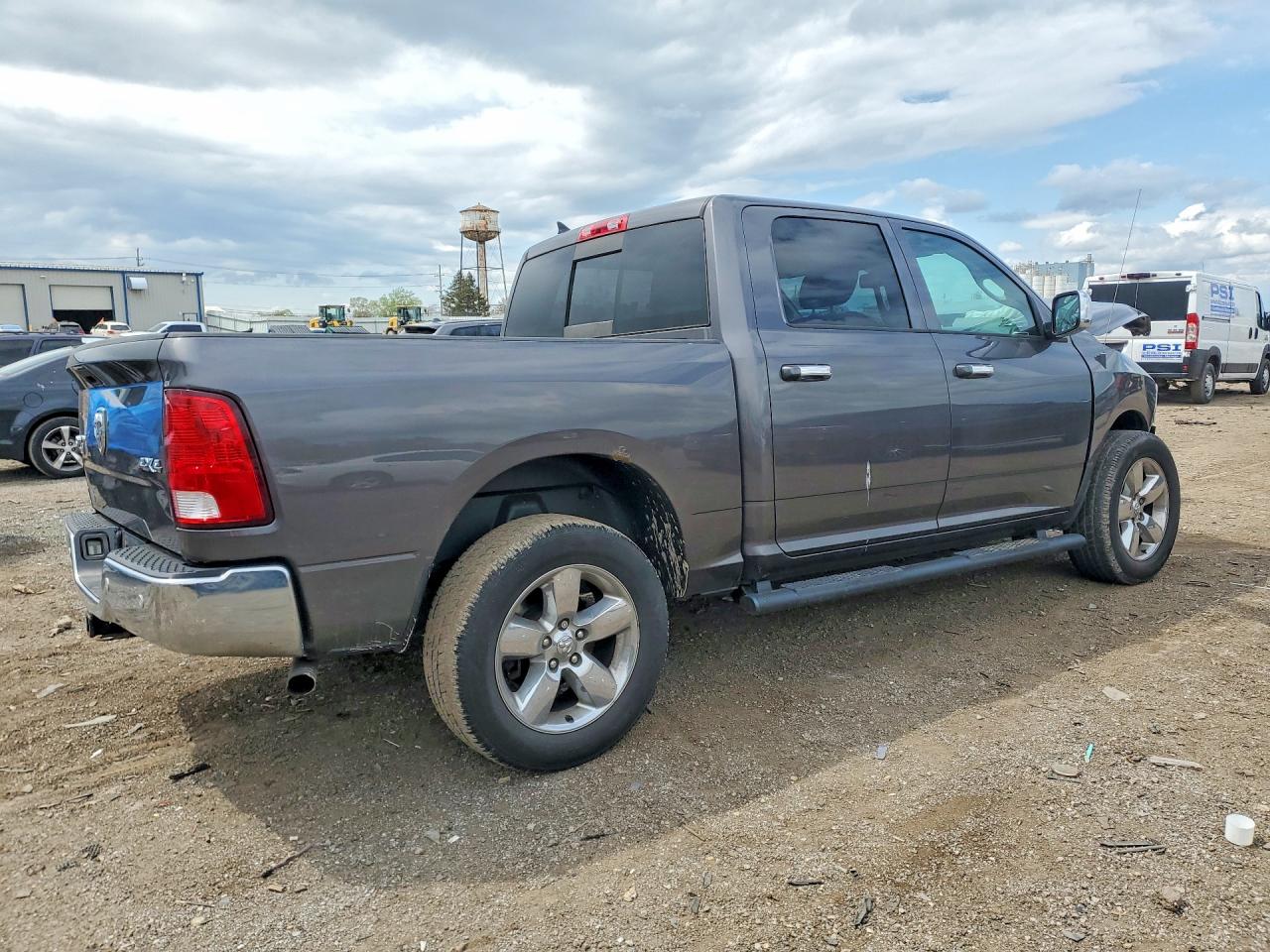 2015 RAM 1500 SLT photo 5