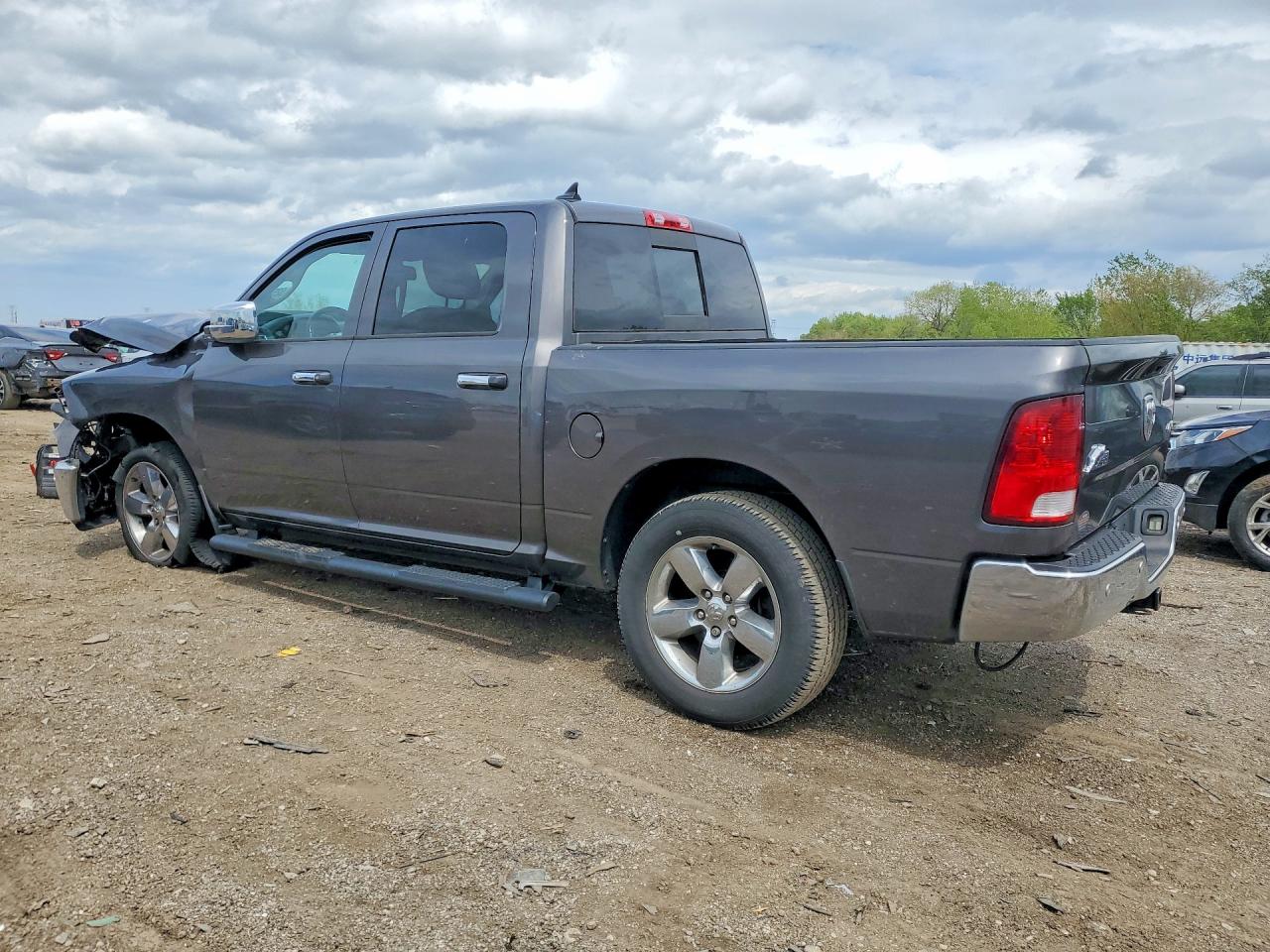 2015 RAM 1500 SLT photo 3
