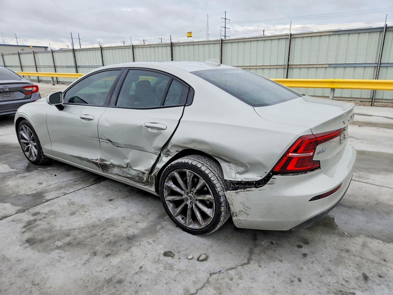 2020 VOLVO S60 T5 MOMENTUM photo 3