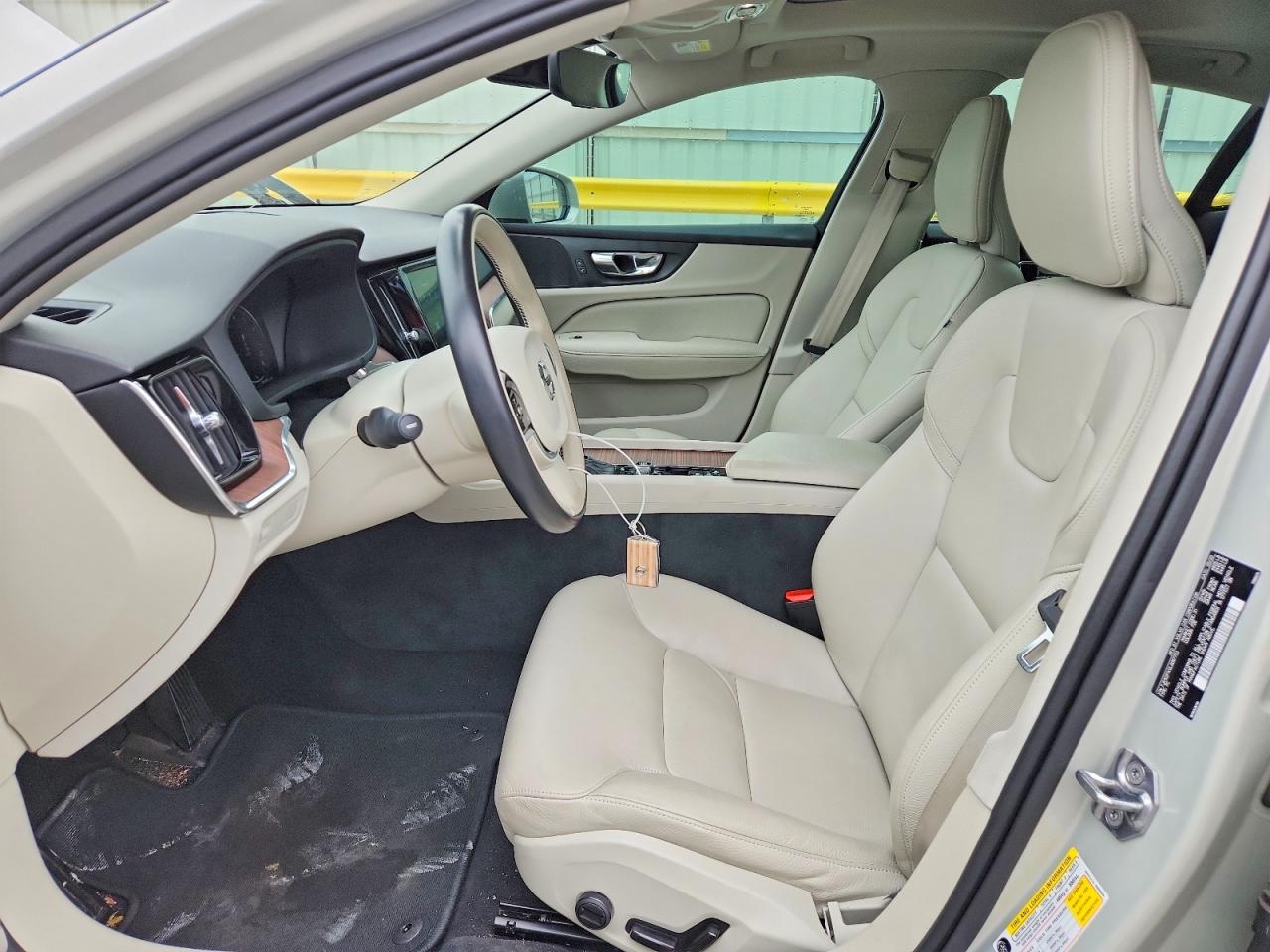 2020 VOLVO S60 T5 MOMENTUM photo 13