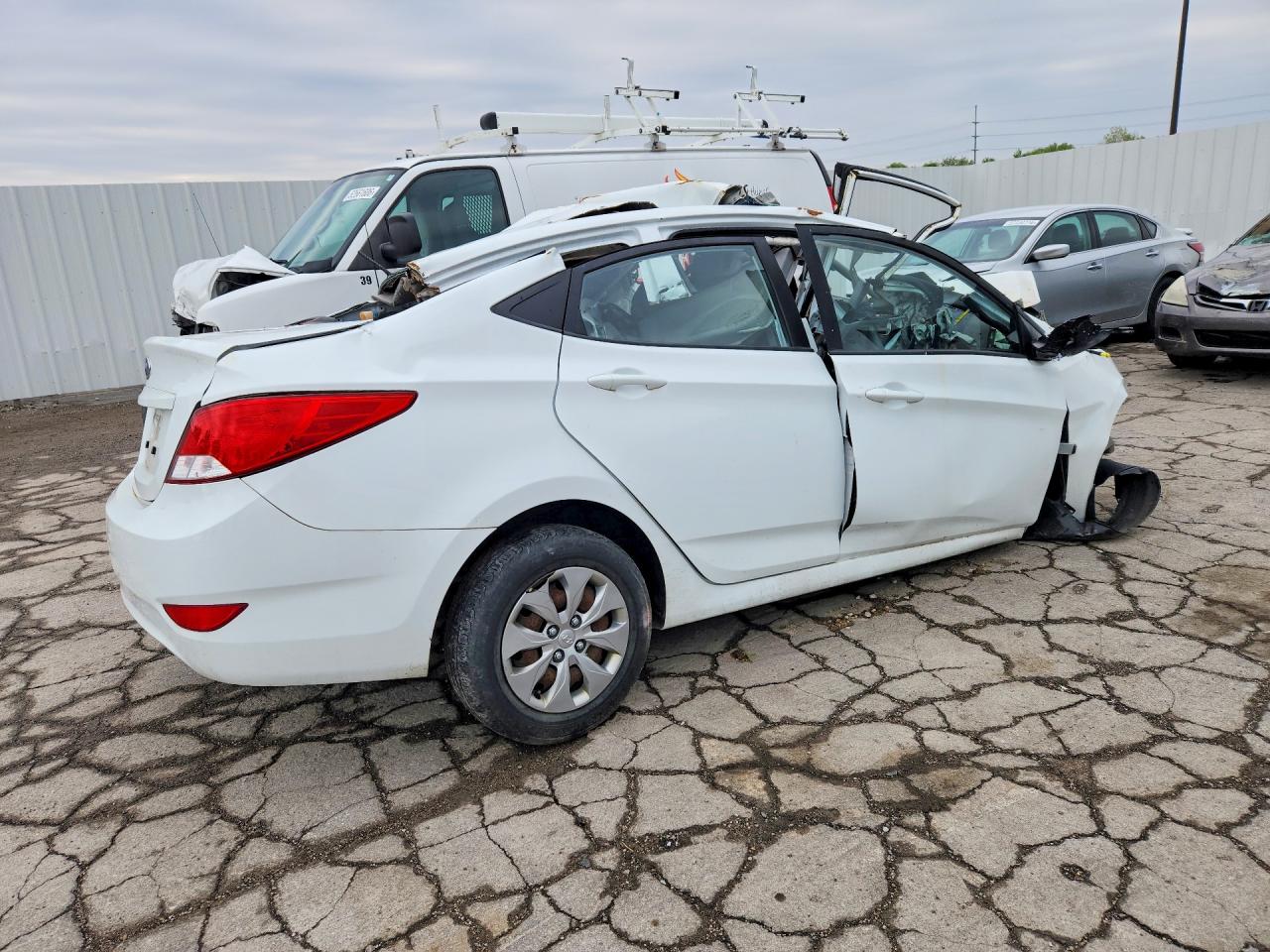 2017 HYUNDAI ACCENT SE photo 5