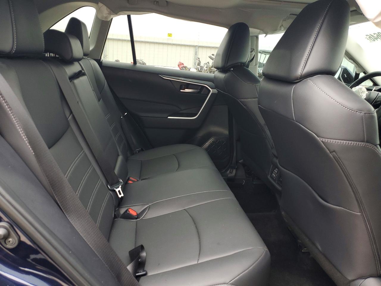 2025 TOYOTA RAV4 XLE PREMIUM photo 31