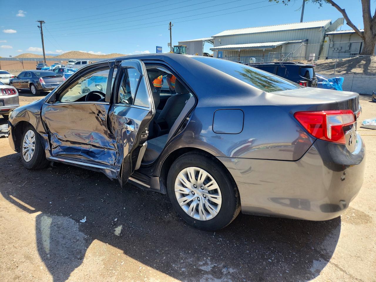 2014 TOYOTA CAMRY LE photo 3