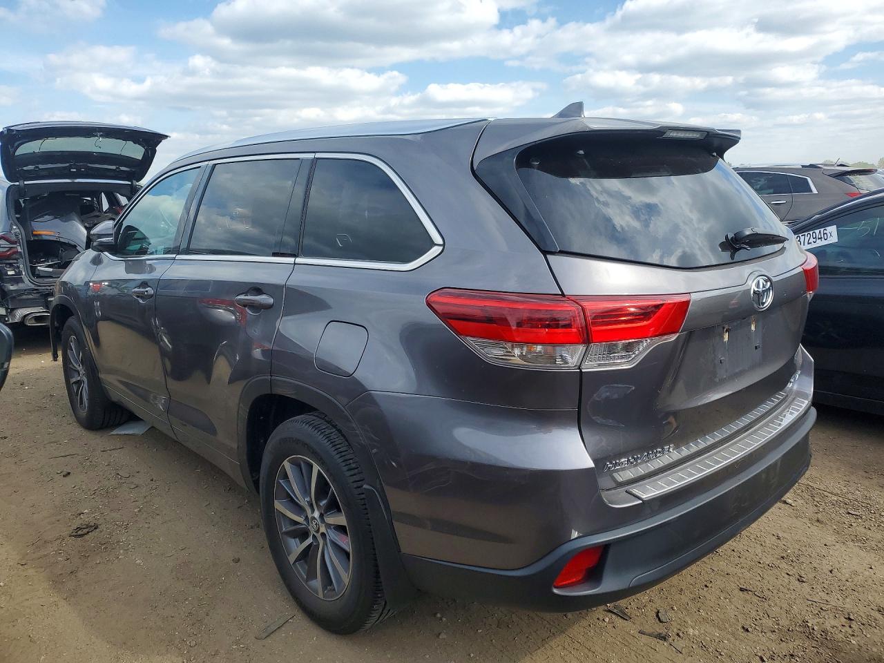 2017 TOYOTA HIGHLANDER XLE photo 3
