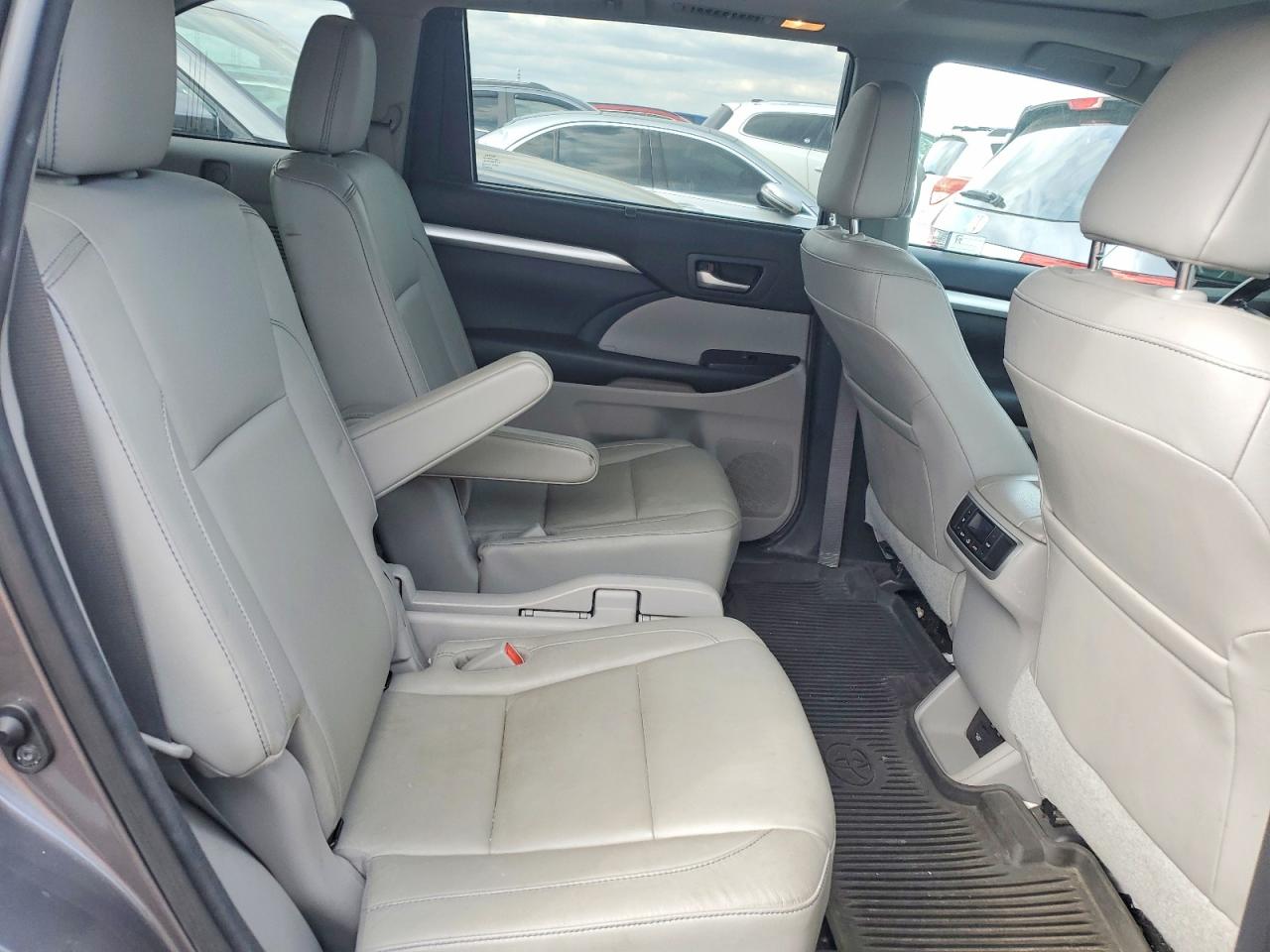 2017 TOYOTA HIGHLANDER XLE photo 19