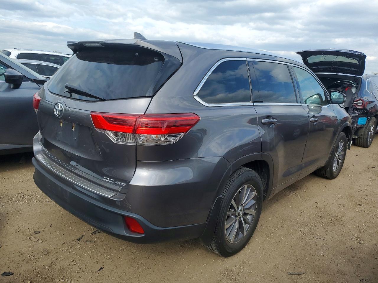 2017 TOYOTA HIGHLANDER XLE photo 5
