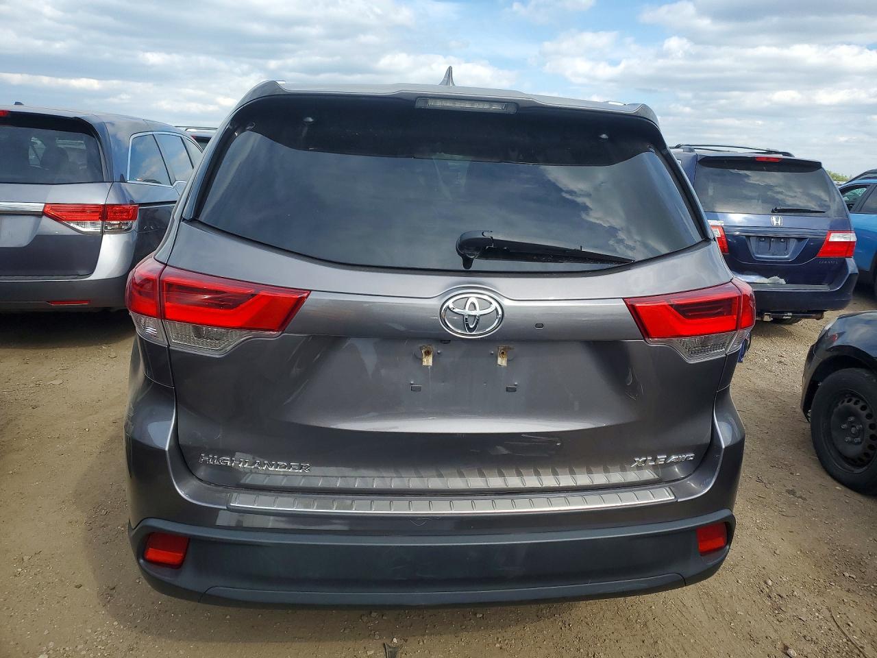 2017 TOYOTA HIGHLANDER XLE photo 11