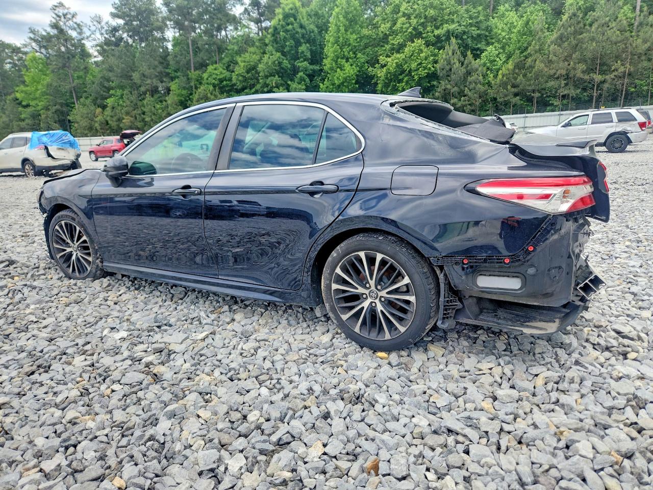 2020 TOYOTA CAMRY SE photo 3