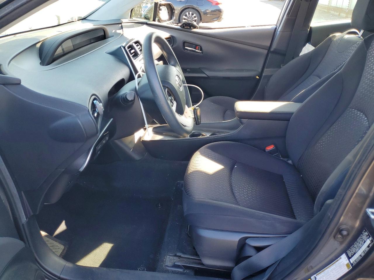 2018 TOYOTA PRIUS TWO photo 13