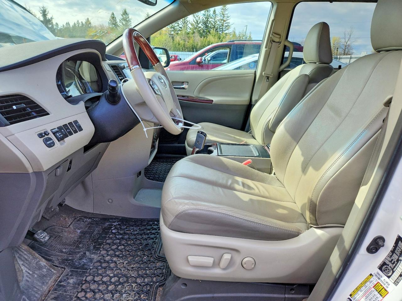 2013 TOYOTA SIENNA XLE 7-PASSENGER photo 13