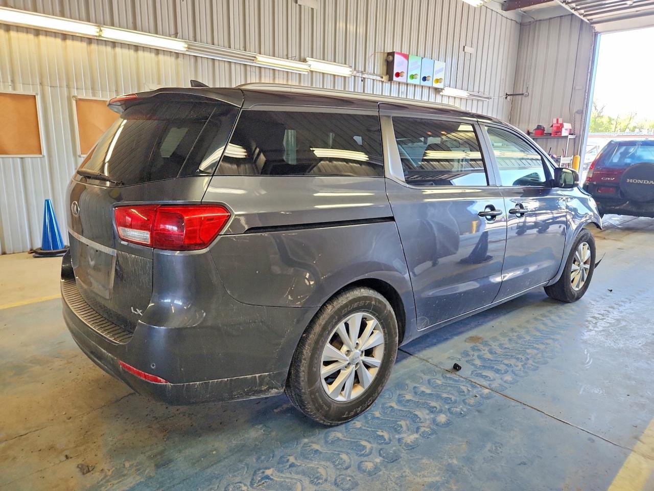 2017 KIA SEDONA LX photo 5