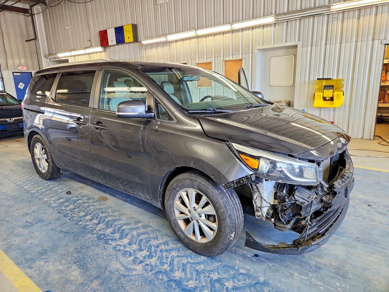 2017 KIA SEDONA LX photo 7