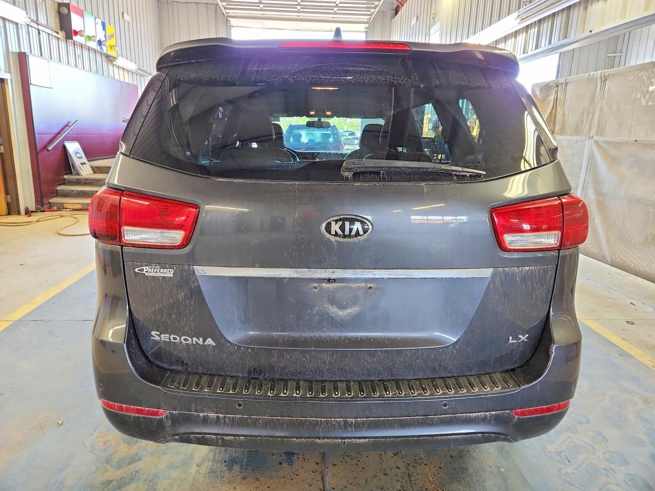 2017 KIA SEDONA LX photo 11