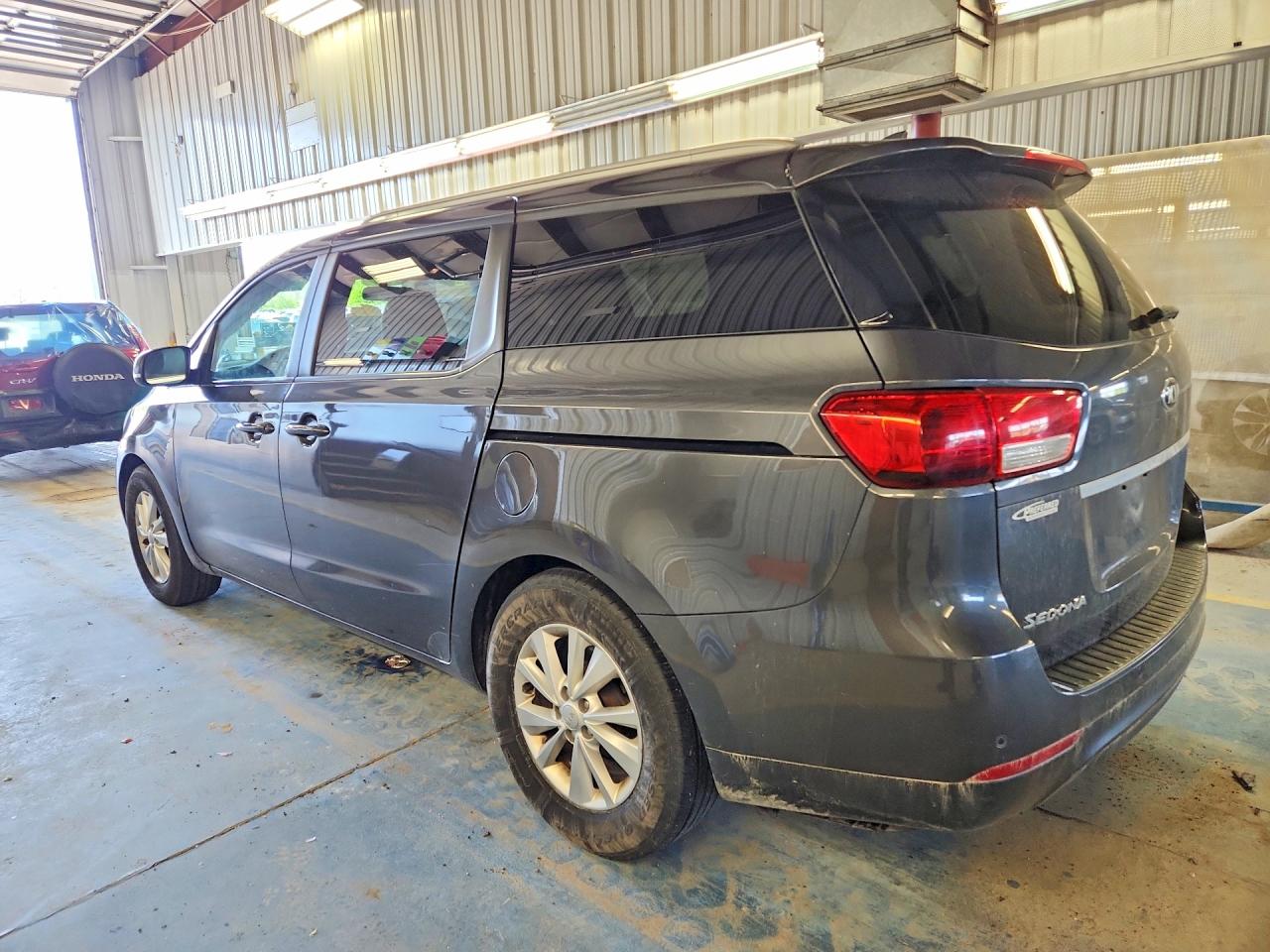 2017 KIA SEDONA LX photo 3