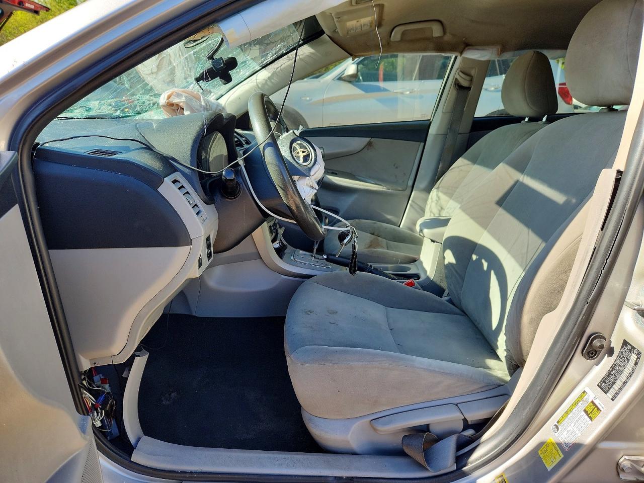2012 TOYOTA COROLLA LE photo 13
