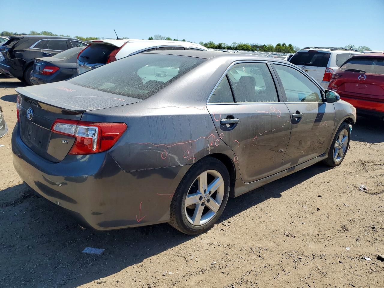 2014 TOYOTA CAMRY SE photo 3