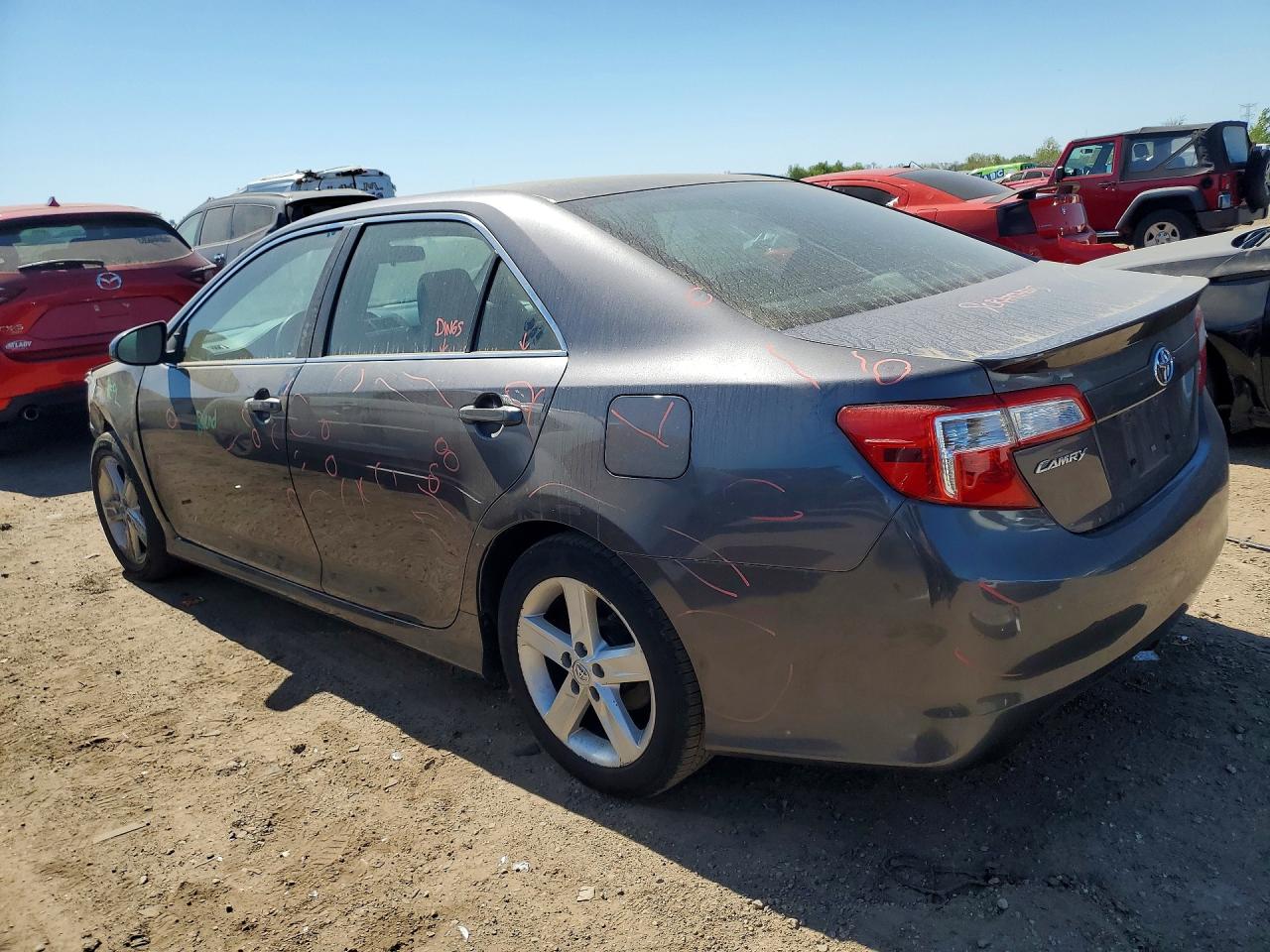 2014 TOYOTA CAMRY SE photo 2