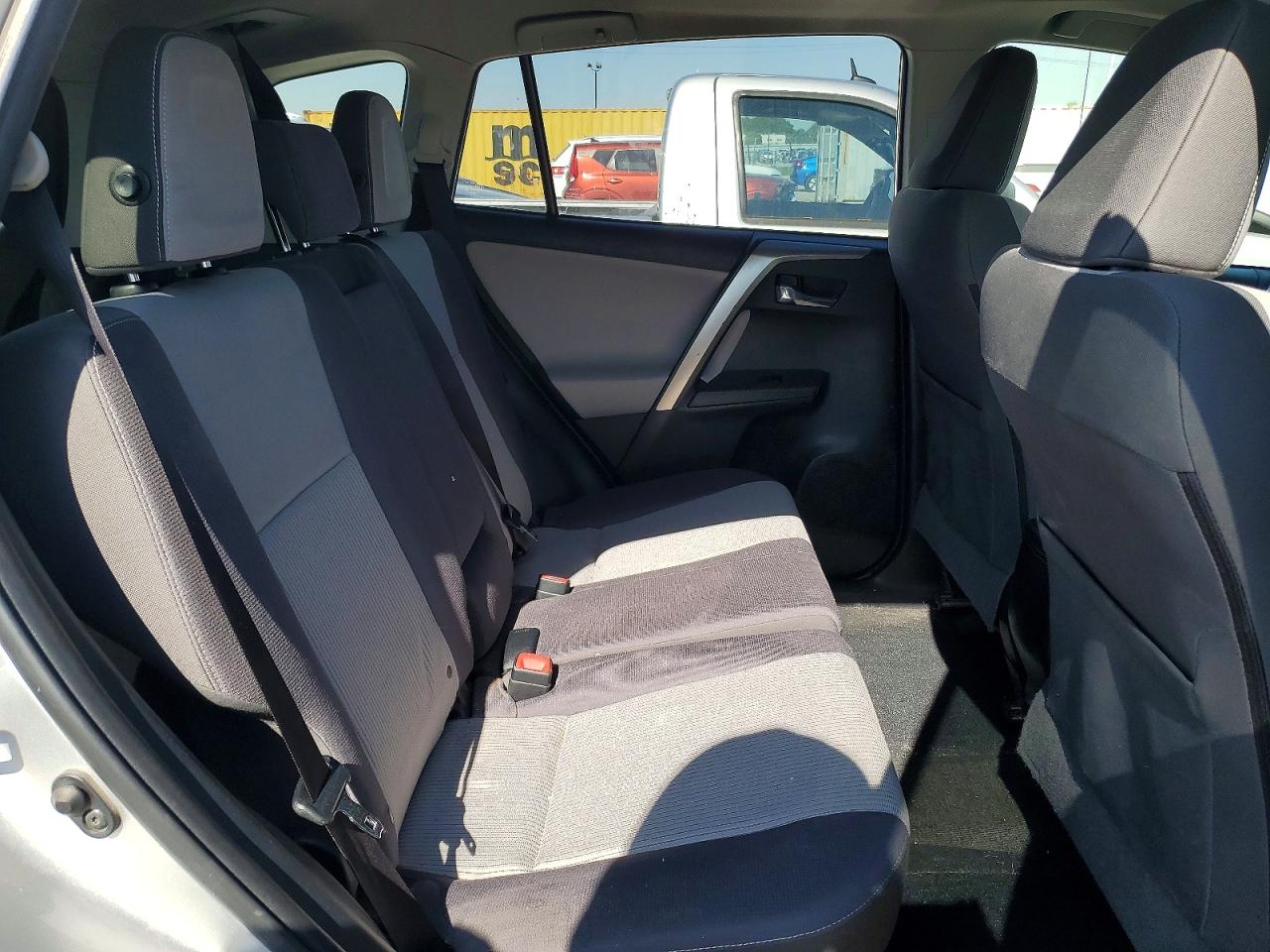 2015 TOYOTA RAV4 XLE photo 29