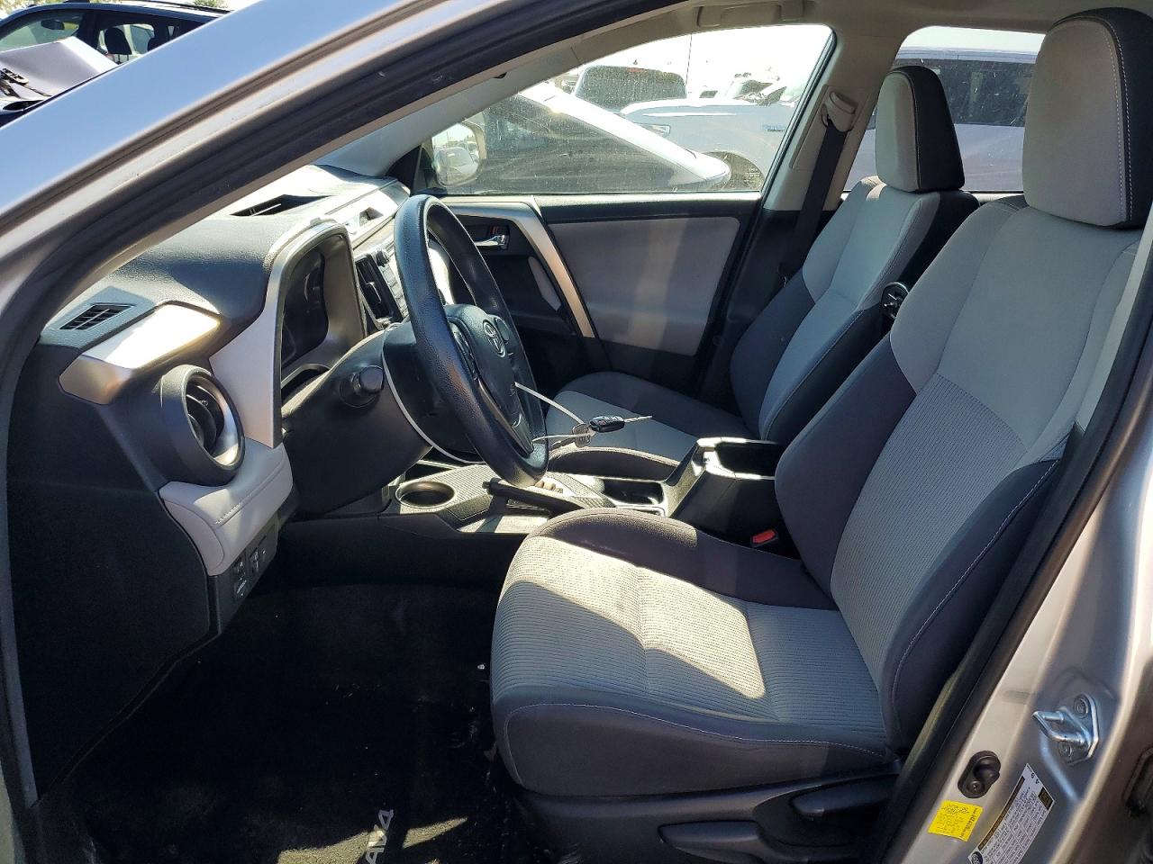 2015 TOYOTA RAV4 XLE photo 17