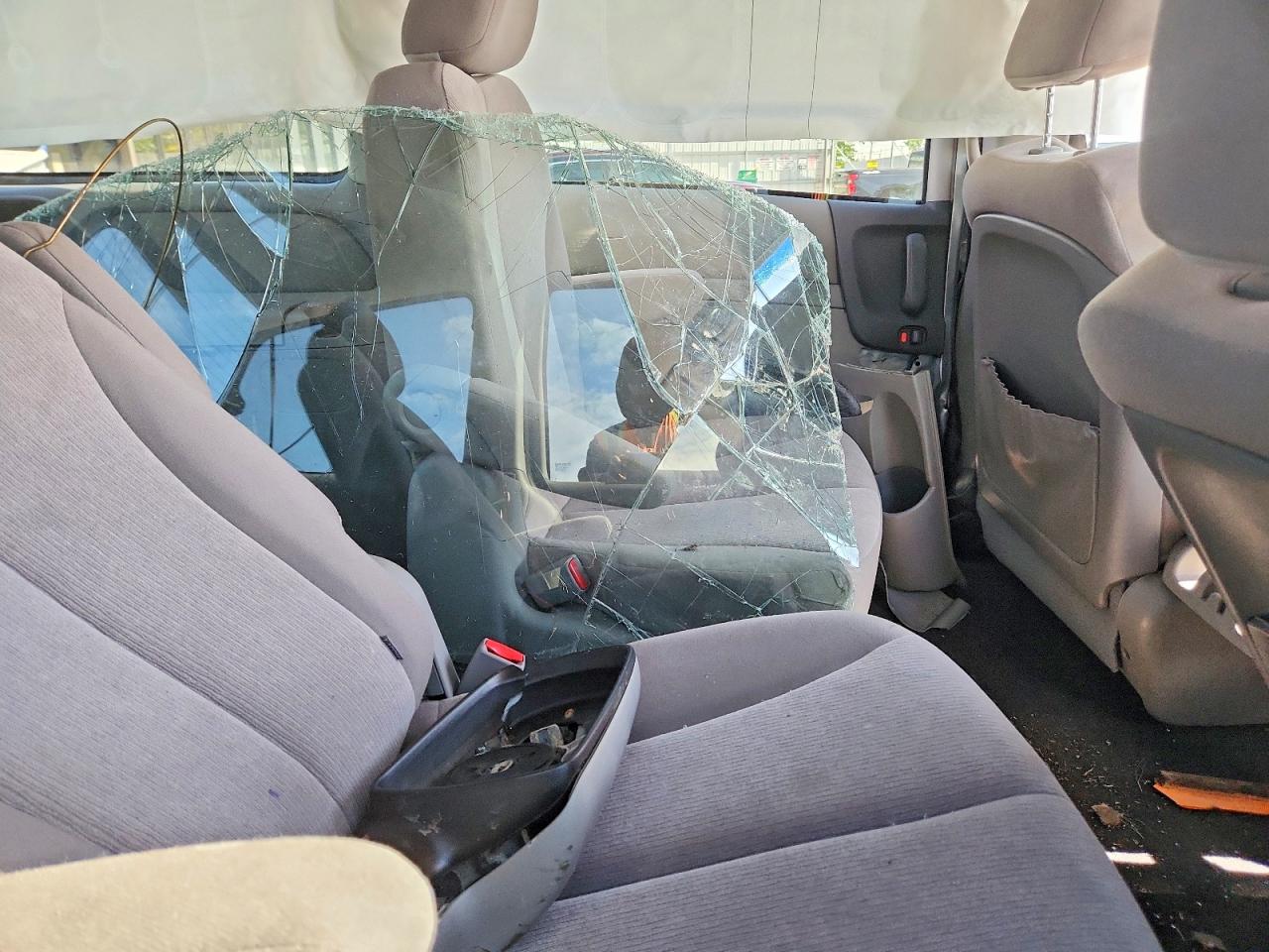 2011 KIA SEDONA LX photo 31