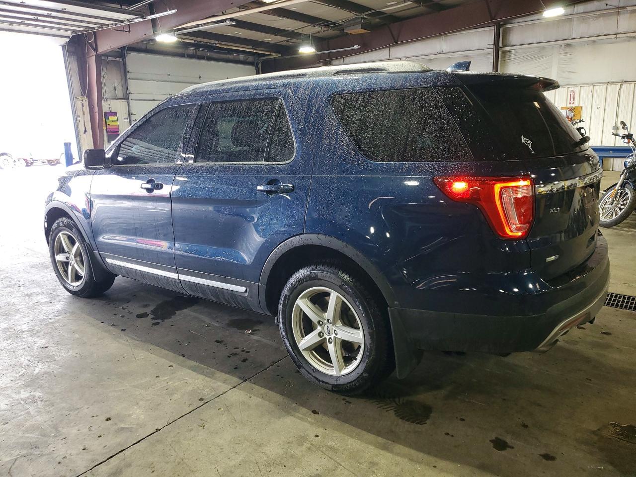 2017 FORD EXPLORER XLT photo 2