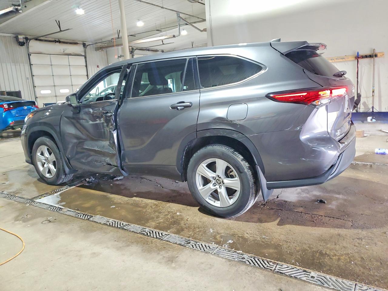 2022 TOYOTA HIGHLANDER LE photo 4