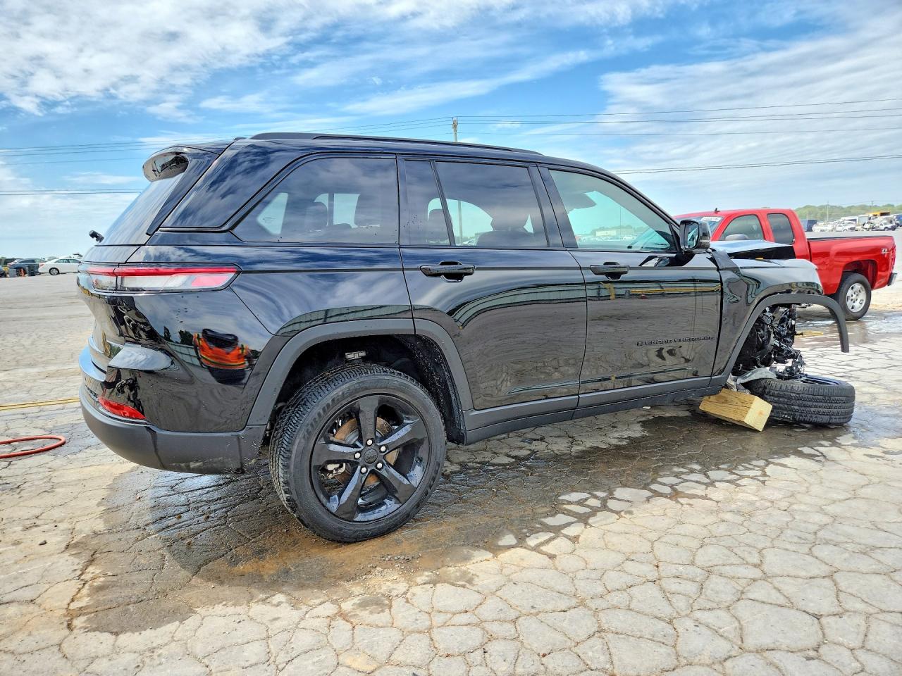 2024 JEEP GRAND CHEROKEE LAREDO photo 5