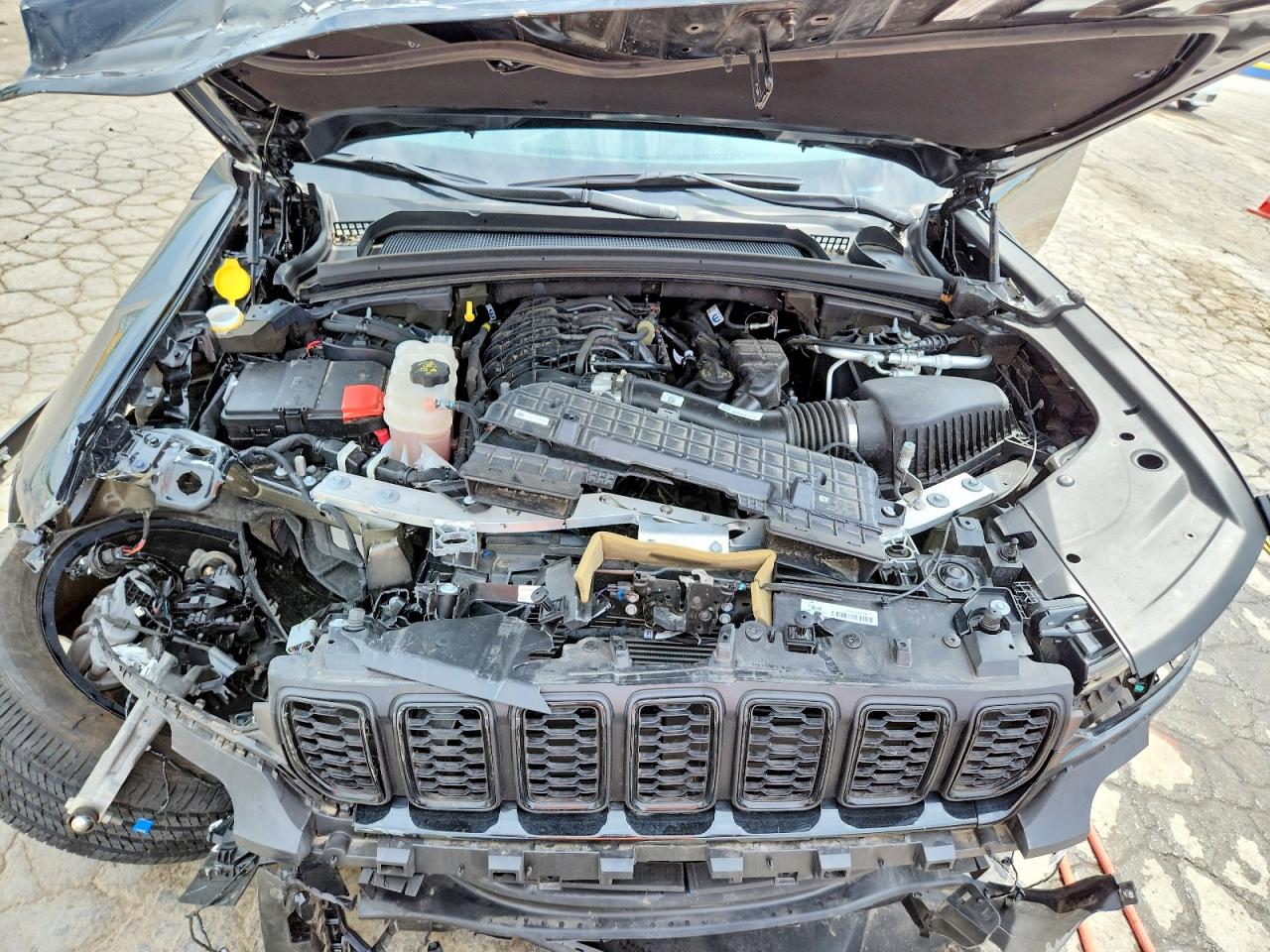 2024 JEEP GRAND CHEROKEE LAREDO photo 23