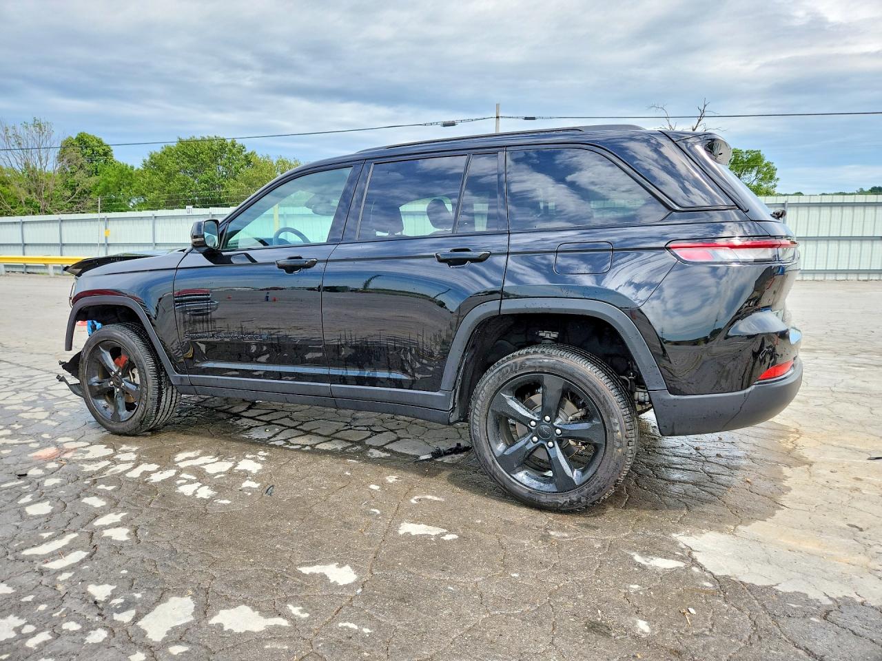 2024 JEEP GRAND CHEROKEE LAREDO photo 3