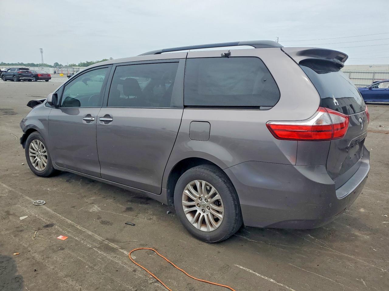 2015 TOYOTA SIENNA XLE 8-PASSENGER photo 4