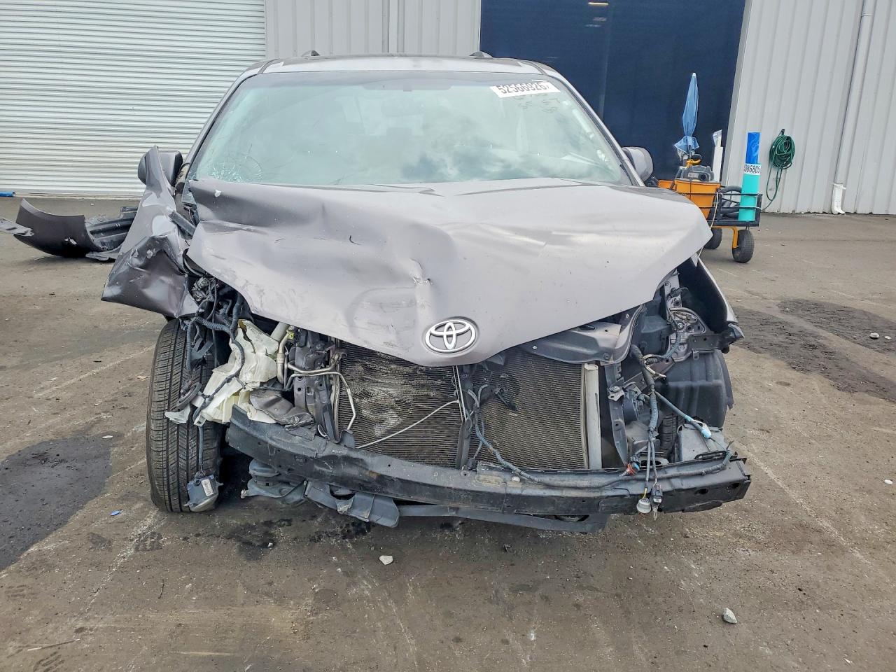 2015 TOYOTA SIENNA XLE 8-PASSENGER photo 13