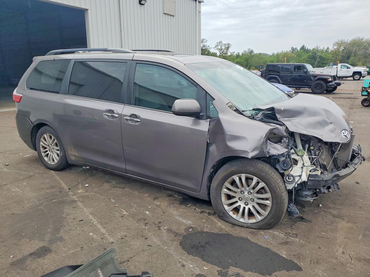 2015 TOYOTA SIENNA XLE 8-PASSENGER photo 10