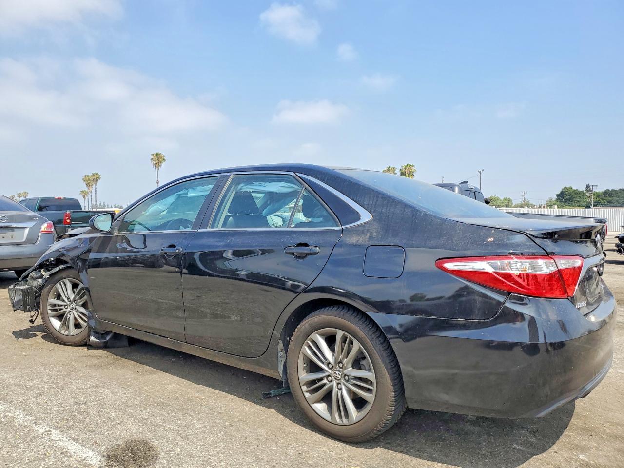 2016 TOYOTA CAMRY SE photo 3