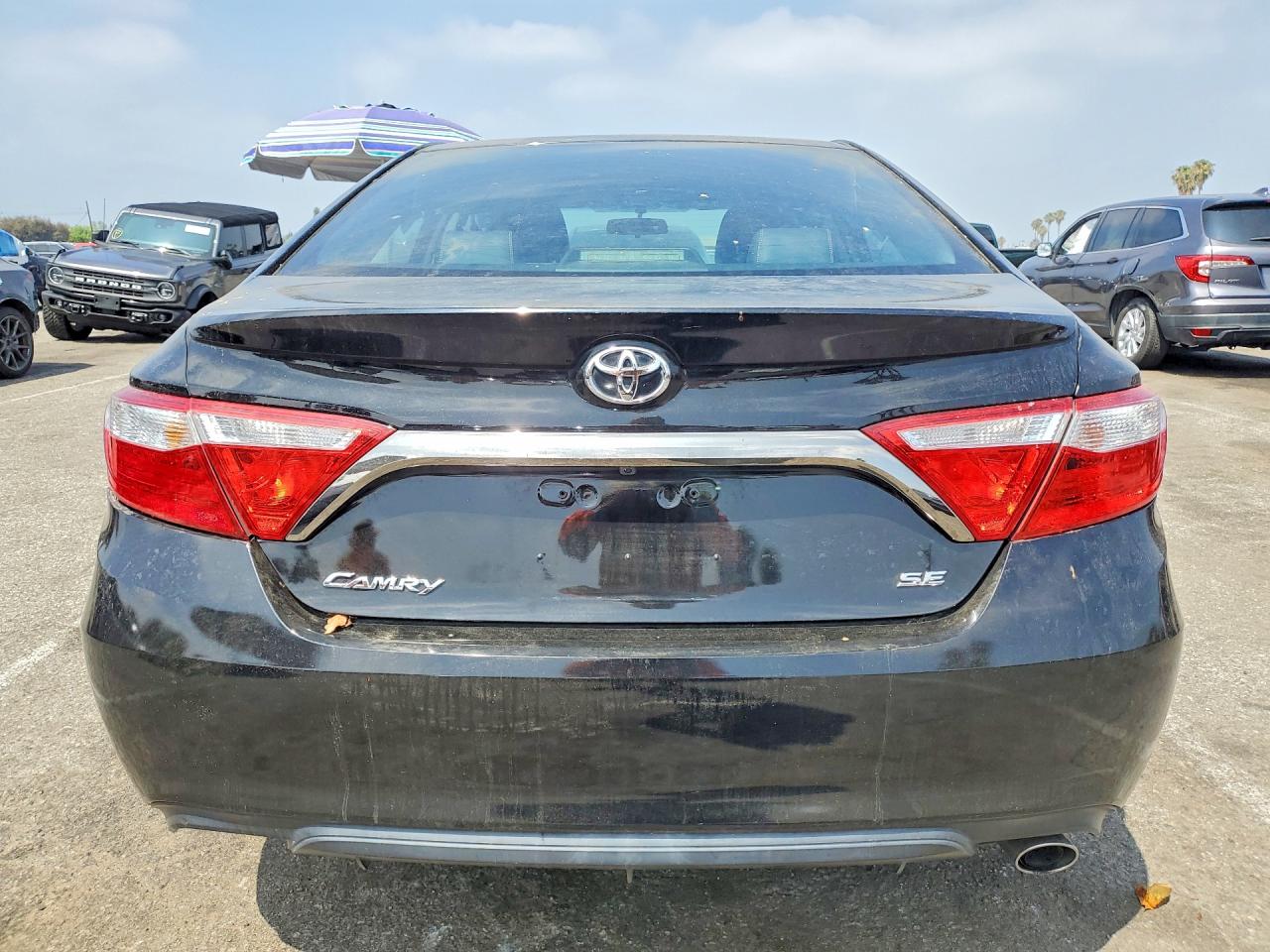 2016 TOYOTA CAMRY SE photo 11