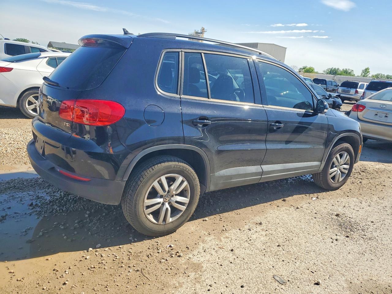 2017 VOLKSWAGEN TIGUAN S photo 5