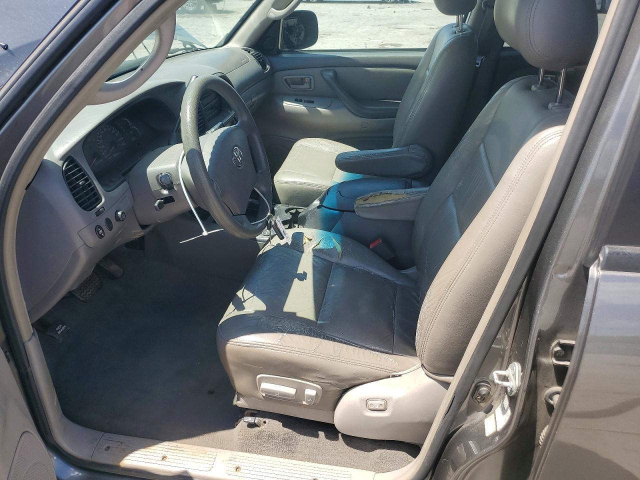 2004 TOYOTA SEQUOIA SR5 photo 13