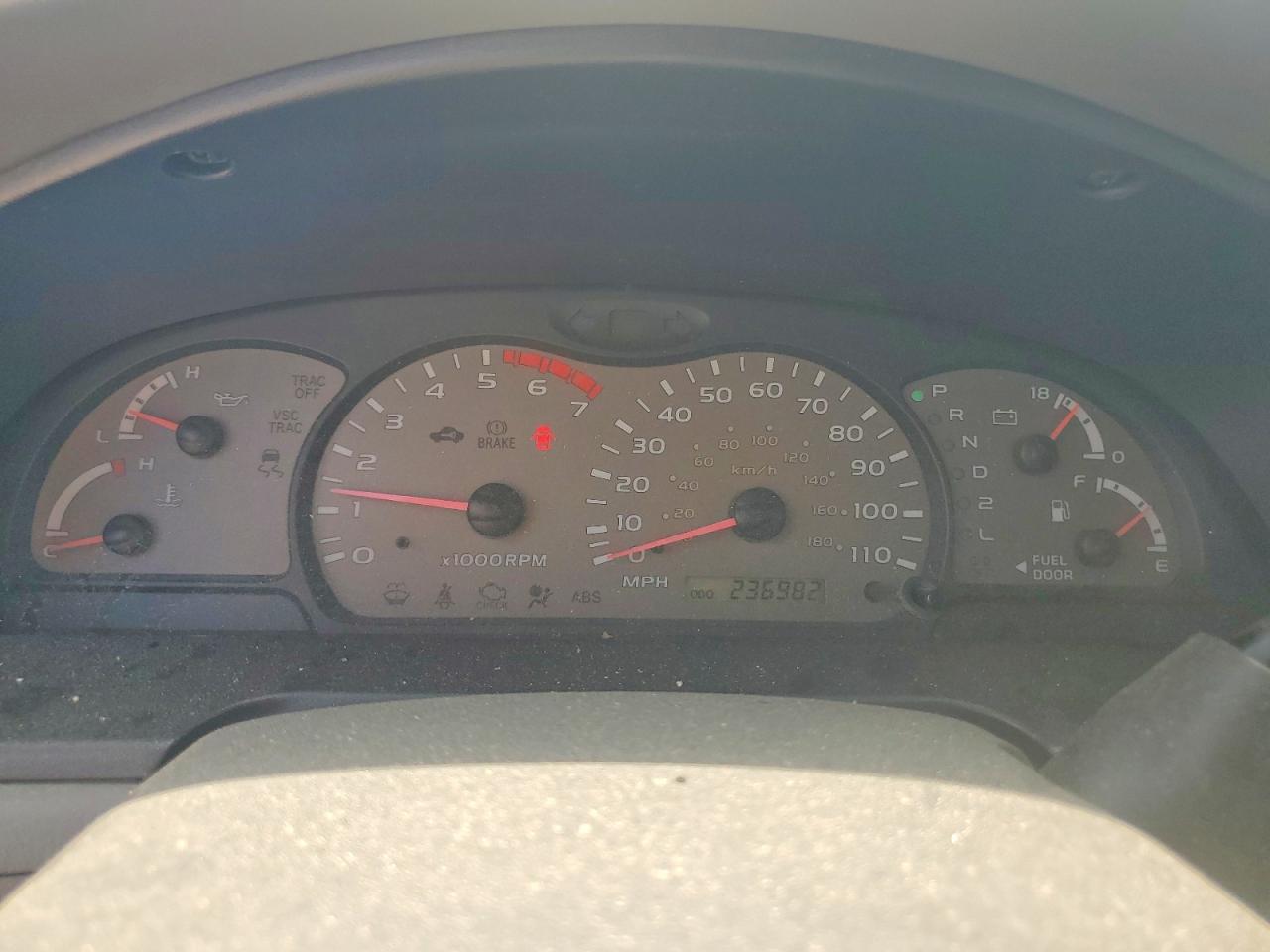 2004 TOYOTA SEQUOIA SR5 photo 17
