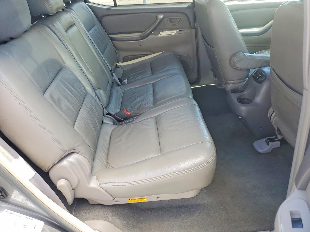 2004 TOYOTA SEQUOIA SR5 photo 21