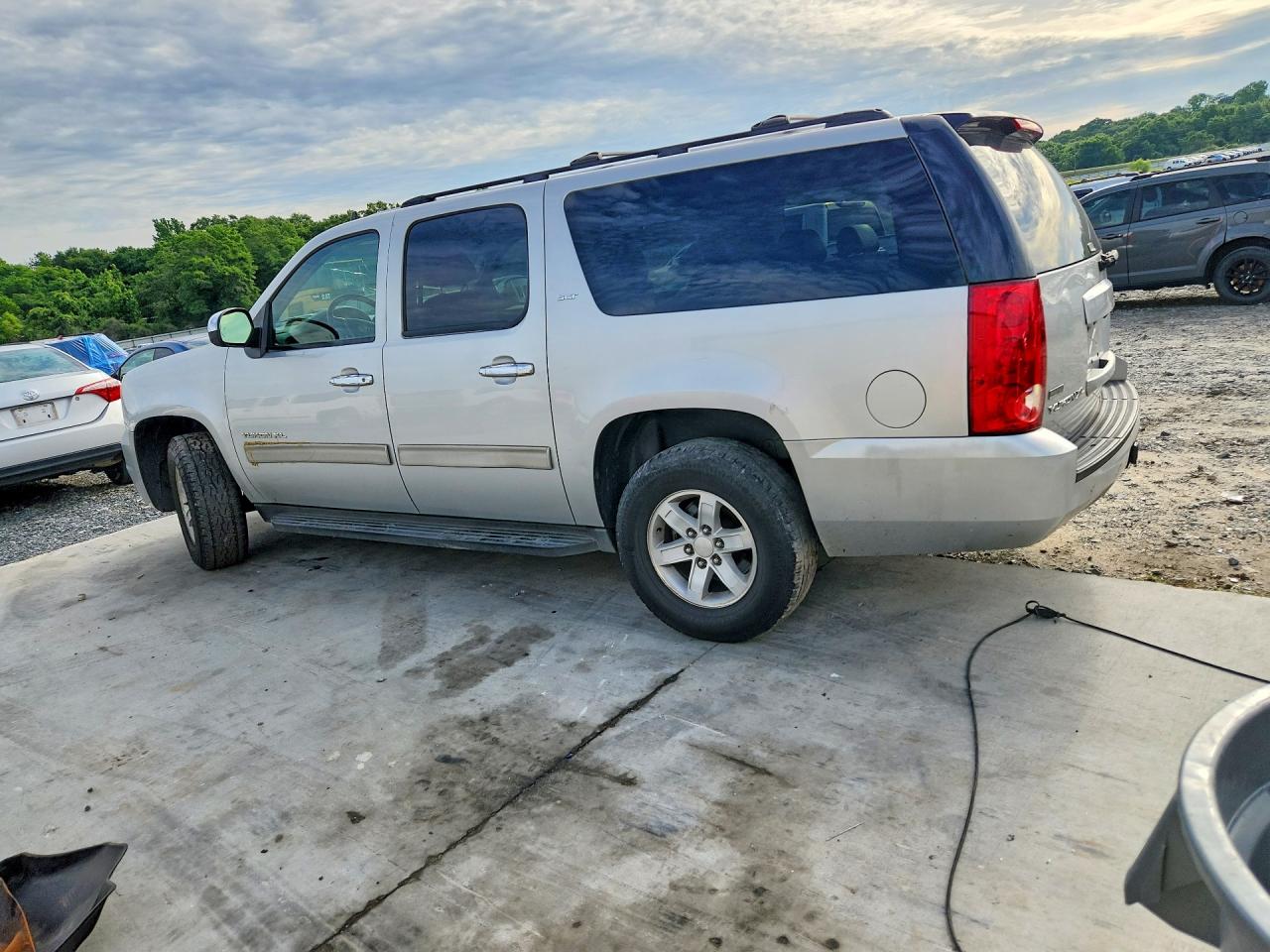 2011 GMC YUKON XL C1500 SLT photo 2