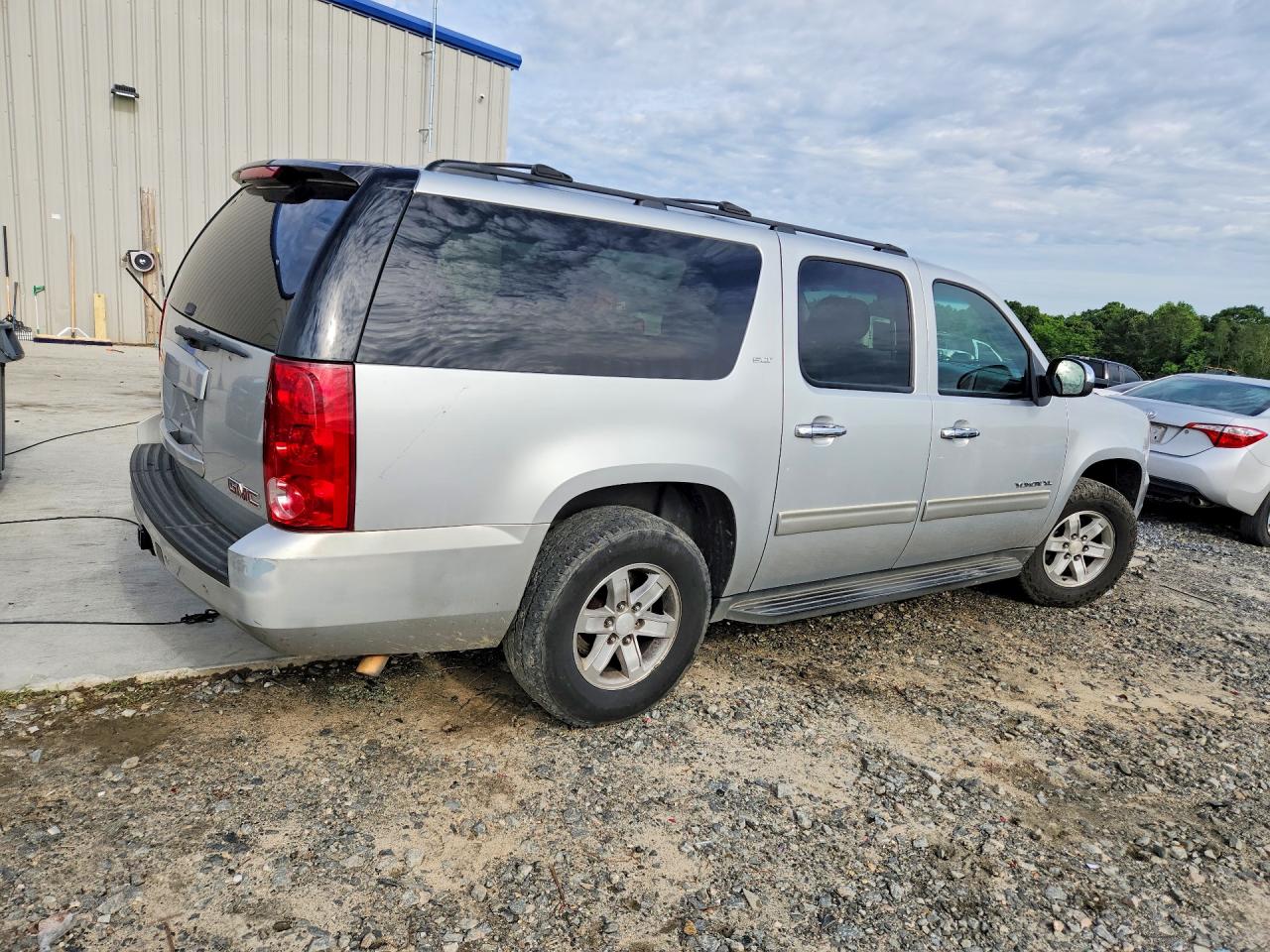 2011 GMC YUKON XL C1500 SLT photo 3