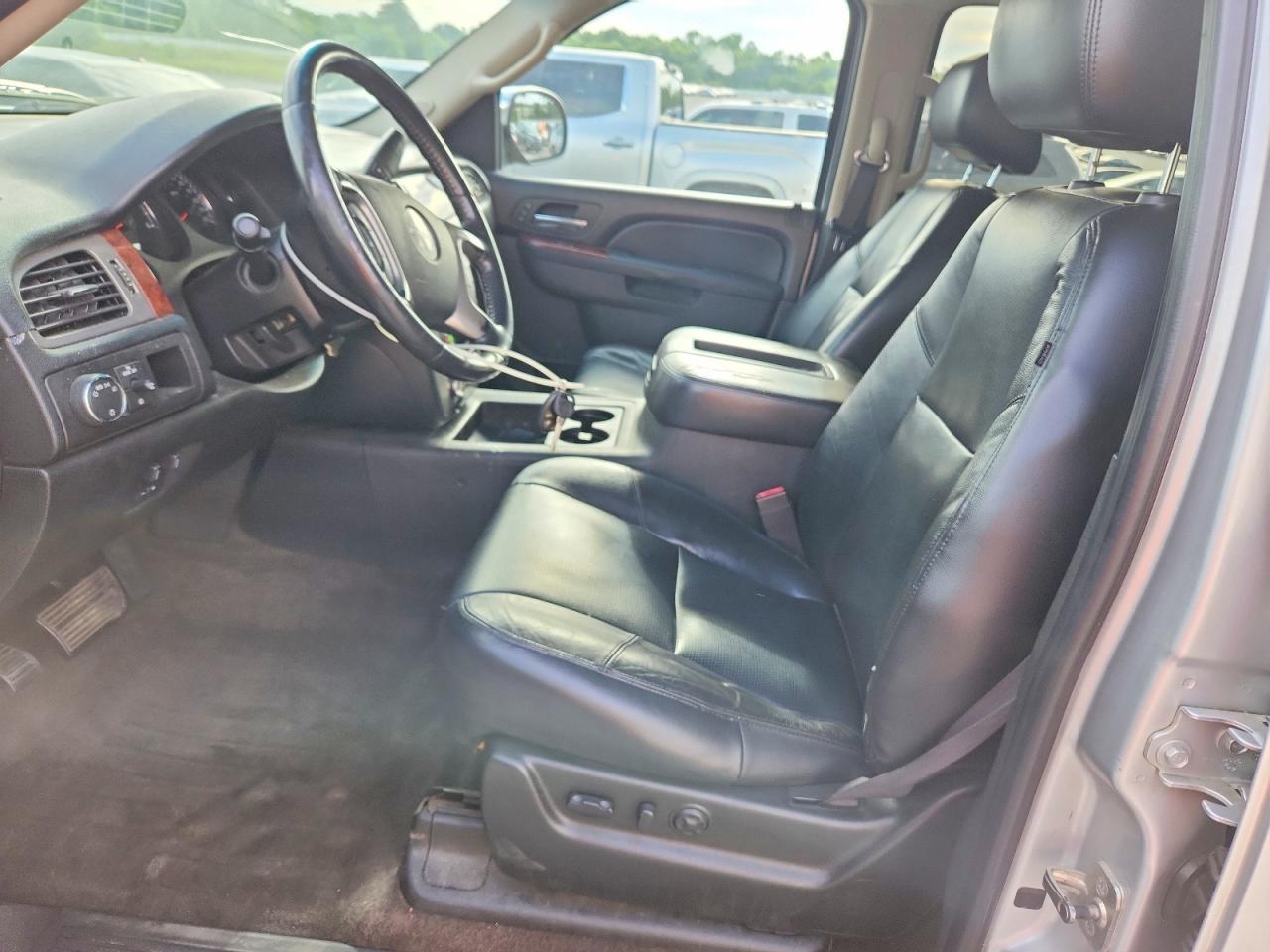 2011 GMC YUKON XL C1500 SLT photo 7