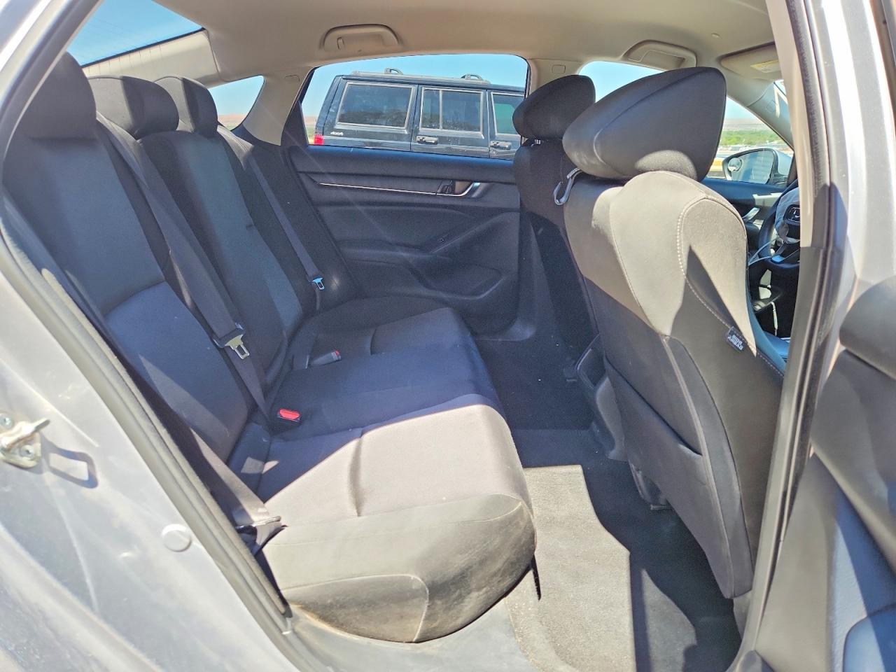 2018 HONDA ACCORD LX photo 19