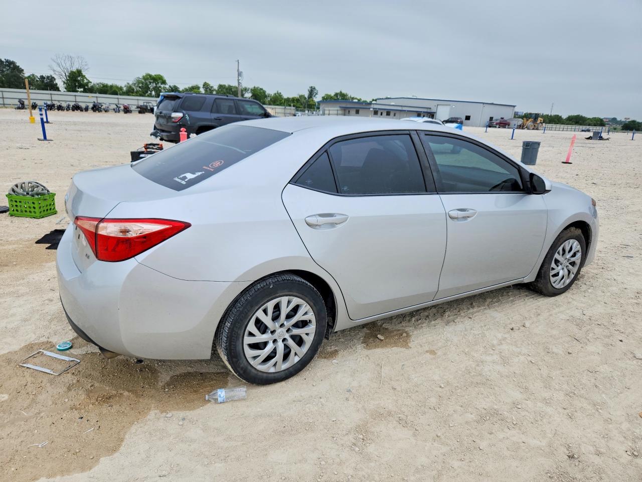 2018 TOYOTA COROLLA LE photo 5