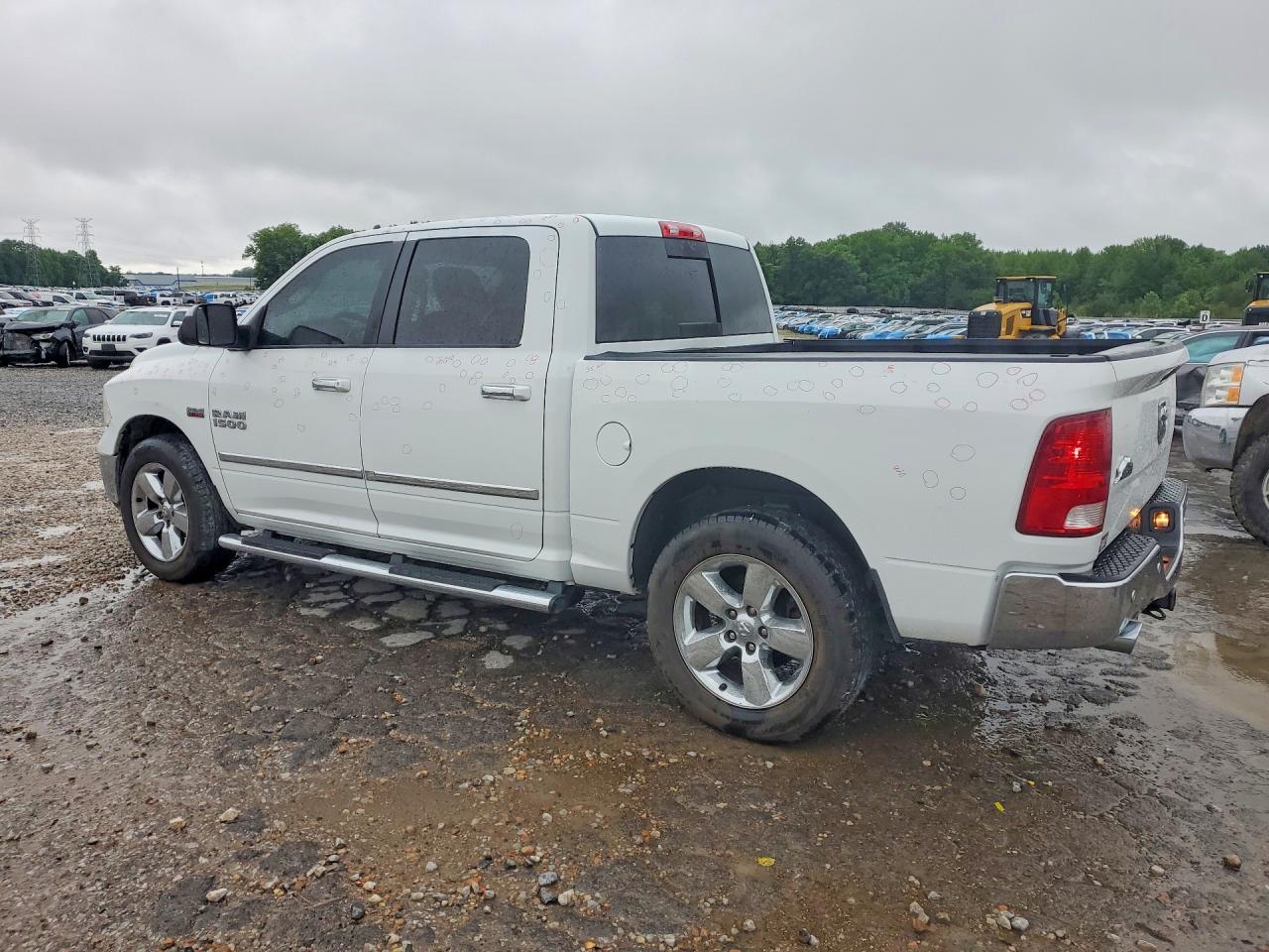 2016 RAM 1500 SLT photo 3