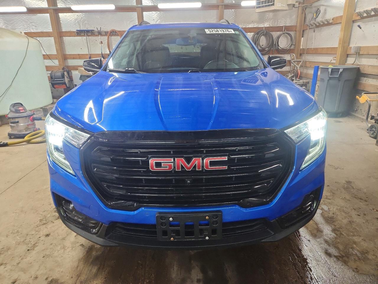 2024 GMC TERRAIN SLT photo 9